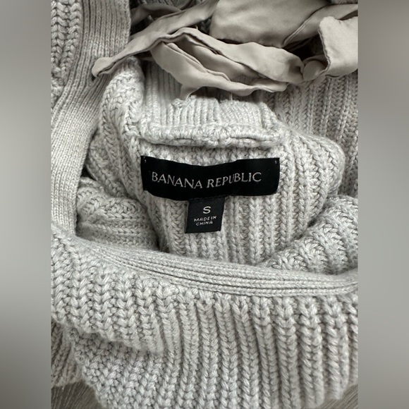 Banana Republic Light Gray Knit Sweater - Picture 3 of 3